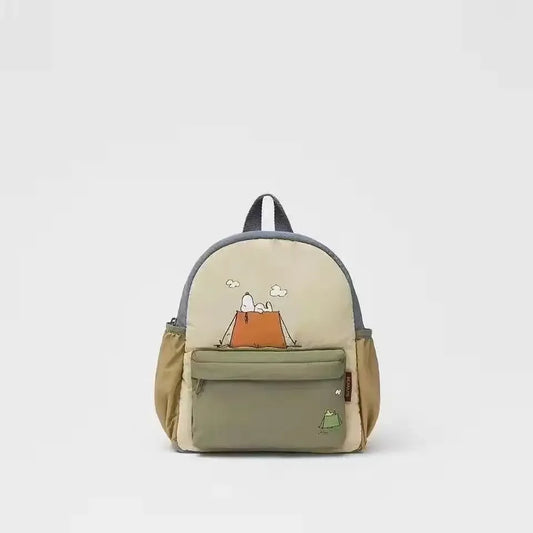 Sac a dos enfant maternelle avec motif snoopy, sur un fond gris.